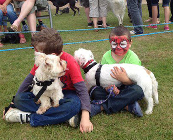 a couple of very young dog handlers
