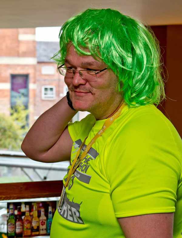 andy gsdr half marathon runner wearing a bright green wig
