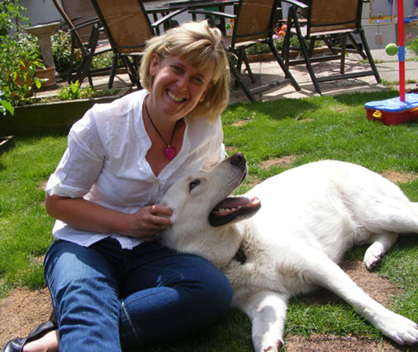 ice the white gsd in the garden with mum