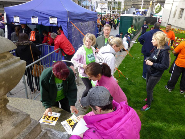 gsdr runners getting ready for the leeds half marathon