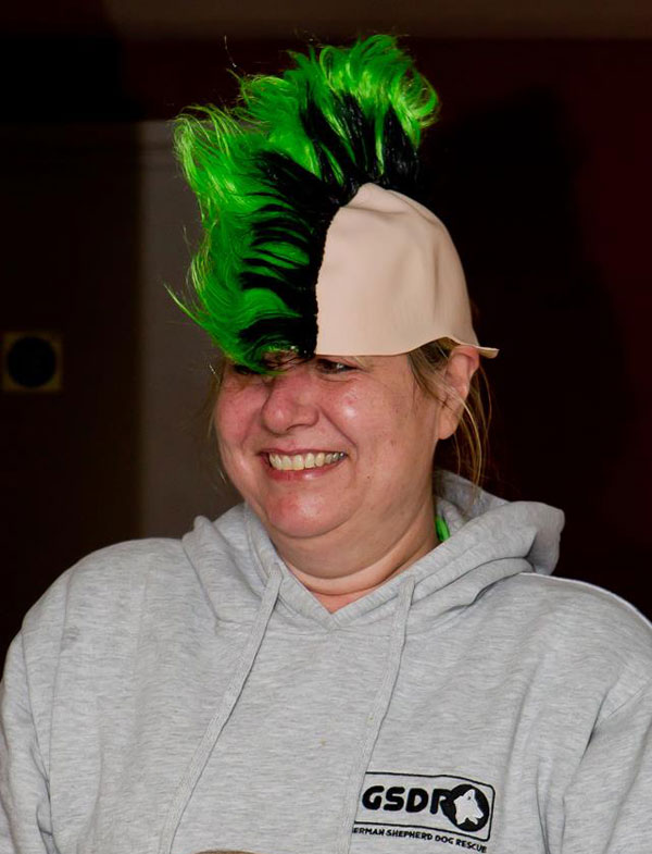 gsdr runner wearing a green mohican wig